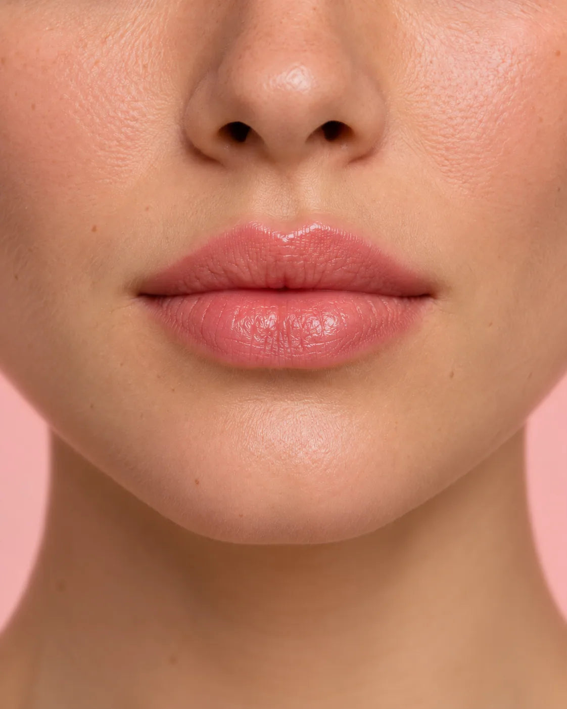 Fotografía ilustrativa de labios brillantes, no resultado comprobado