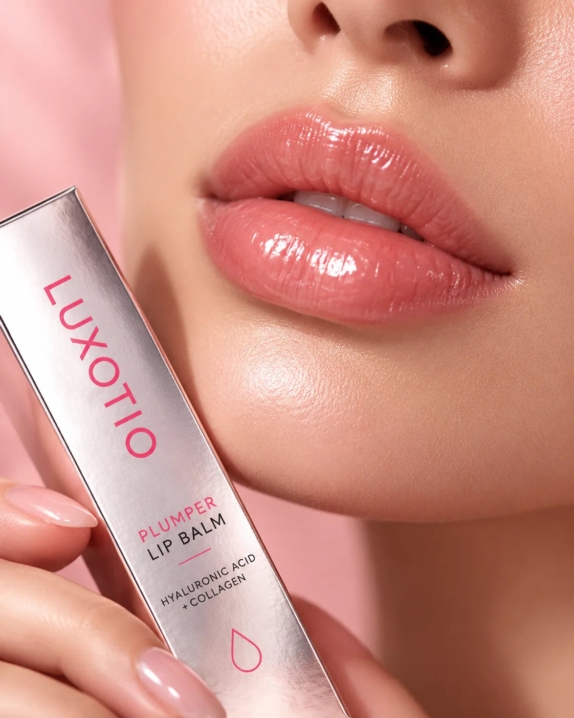 Primer plano de labios con brillo, editorial LUXOTIO